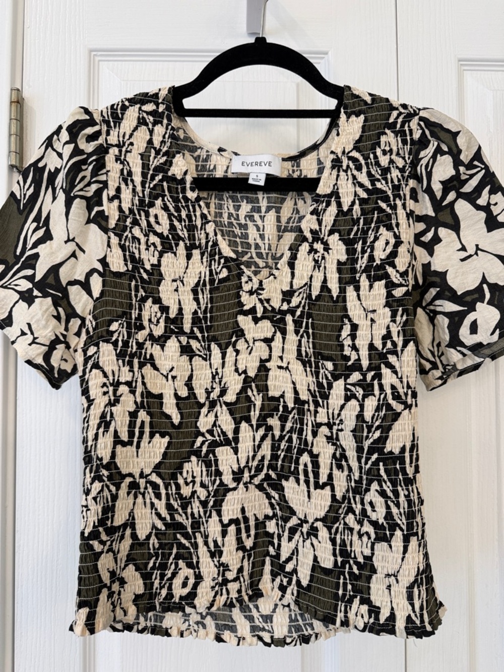 Evereve Black & Cream Floral Smocked Short Sleeve V-Neck Blouse size S